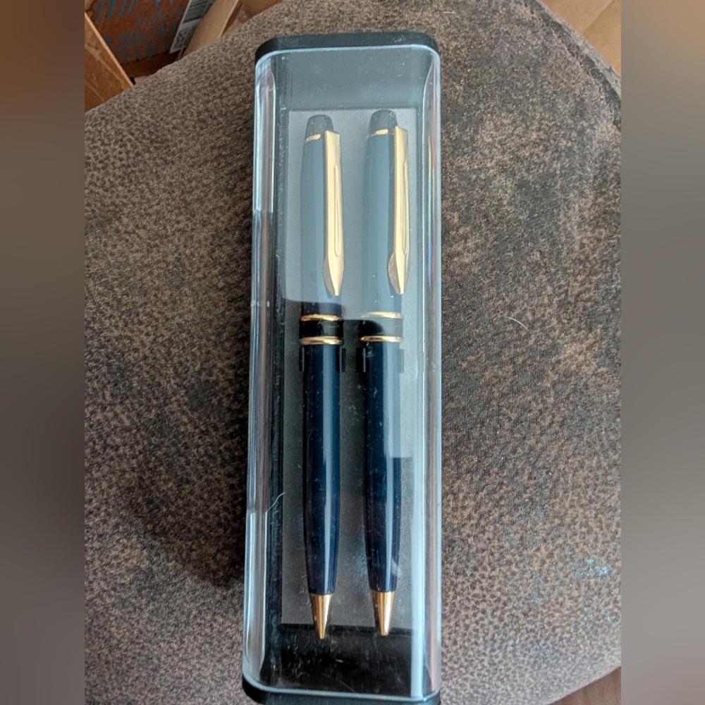 NEW Vintage pair of Ball Point Pens Navy Blue and Gold In Plastic case